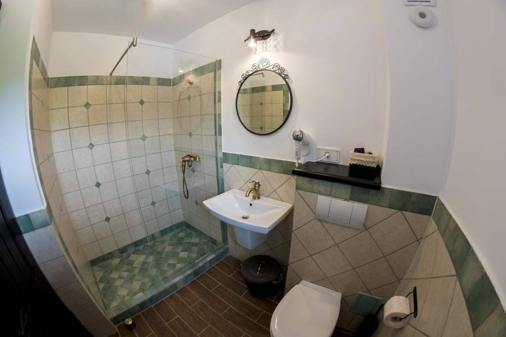Conacu' Boierului Hotel Ponoarele  Luaran gambar
